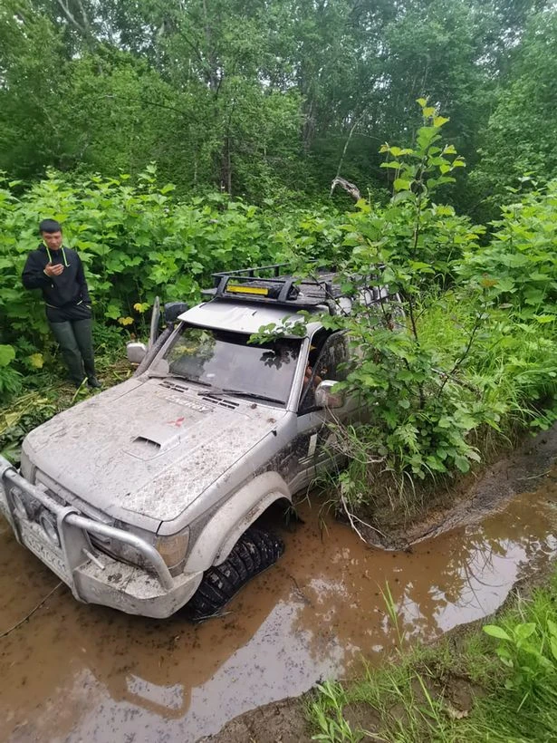 Aç ayı iki kişiyi ormanda 10 gün esir aldı